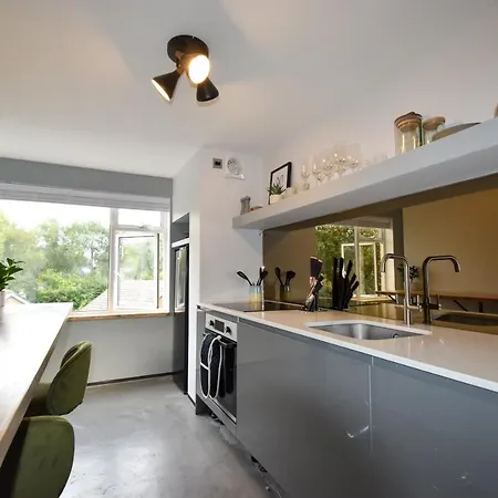 Modern Apartment Central Woodstock With Parking Экстерьер фото