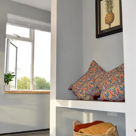 Modern Apartment Central Woodstock With Parking Экстерьер фото