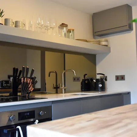 Modern Apartment Central Woodstock With Parking Экстерьер фото