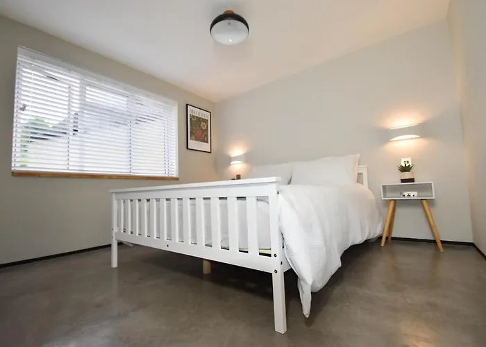 Modern Apartment Central Woodstock With Parking