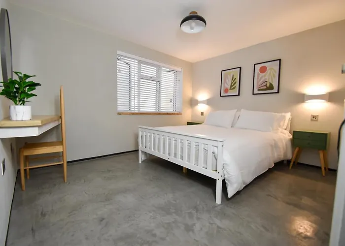 Modern Apartment Central Woodstock With Parking